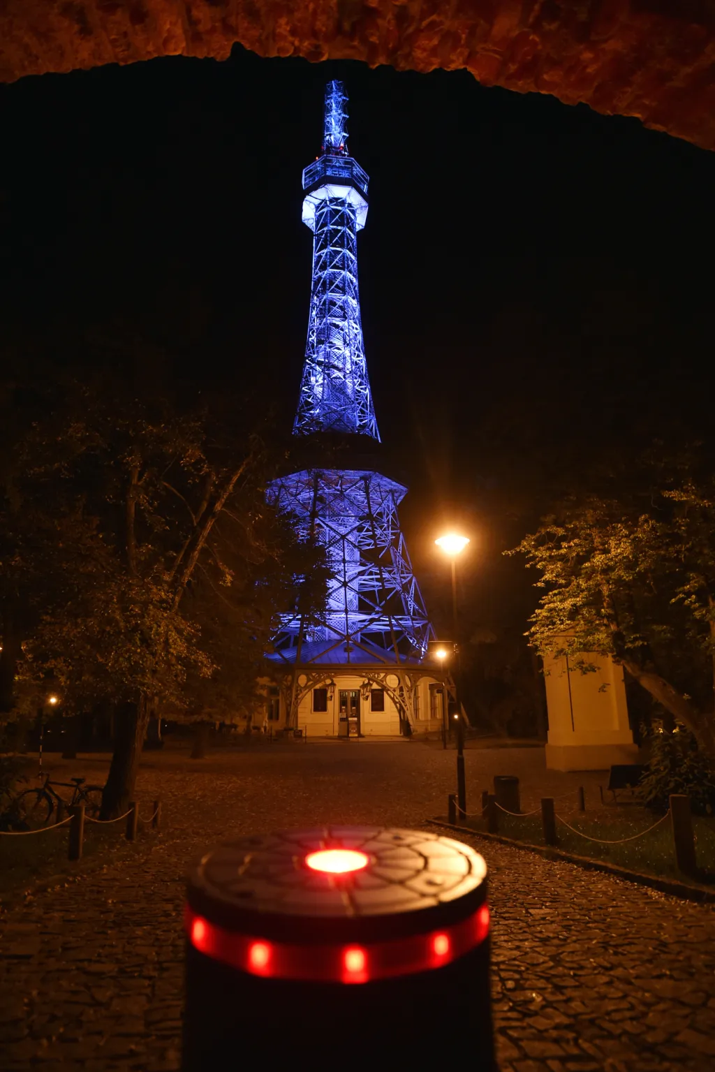 Modře osvětlené budovy symbolicky připomněly 75 let od vzniku Organizace spojených národů