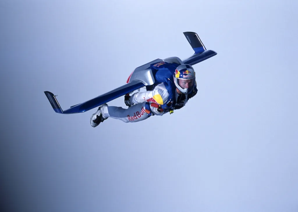 Parašutista Baumgartner vyskočil 31. července 2003 z letadla ve výšce devět tisíc metrů nad Doverem v jižní Anglii pouze v aerodynamické kombinéze, s uhlíkovou ploutví připevněnou na zádech, kyslíkem na dýchání a padákem na přistání. Po osmiminutovém letu bezpečně přistál v Calais. Stal se tak prvním člověkem, který seskočil padákem přes kanál La Manche