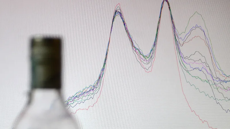 Vysoká škola chemicko-technologická v Praze umí zjistit přítomnost škodlivého metanolu v lihovinách pomocí plynového chromatografu s plamenovým ionizačním detektorem.