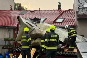 Hasiči měli kvůli bouřkám stovky výjezdů. Silné deště hrozí i v neděli