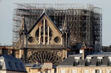 Na Notre-Dame pošlou miliony, chudým nic. Někteří Francouzi kritizují přístup koncernů