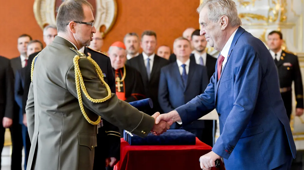 Prezident Zeman povýšil do hodnosti generála sedm mužů