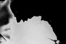 Satelity ukázaly, jak se od Antarktidy utrhl masivní ledovec. Má rozměry půlky Karlovarského kraje