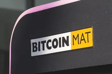 Manželé chtěli do bitcoinmatu na popud podvodníka vložit statisíce, zasáhl kolemjdoucí. I tak o část peněz přišli