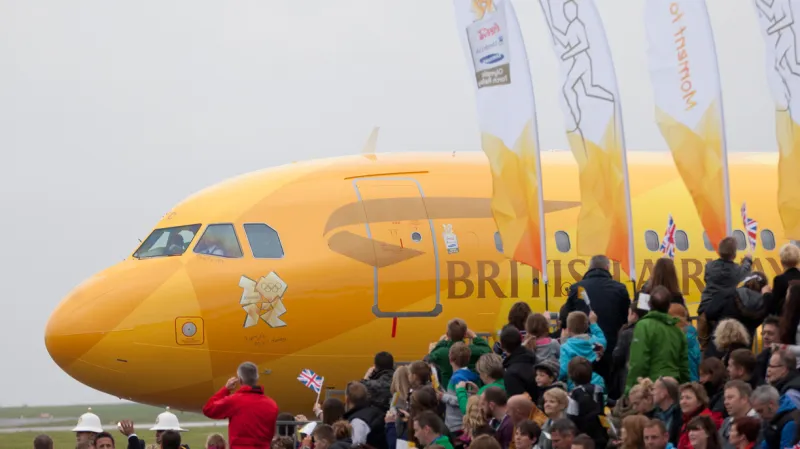 Letadlo s olympijským ohněm dorazilo do Británie