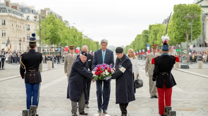 Americký ministr zahraničí John Kerry pokládá věnec na hrob neznámého vojína v Paříži