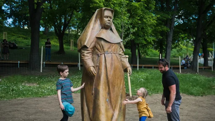 Slavnostní odhalení díla akademického sochaře Radima Hankeho k poctě blahoslavené Marii Restitutě Kafkové, řeholnici popravené nacisty
