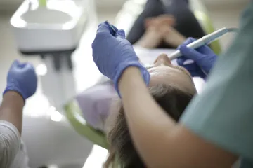 Provozovali falešnou zubní ordinaci. Trojici hrozí osm let