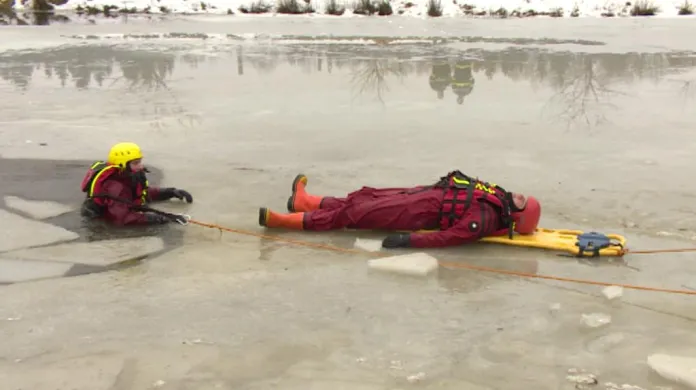 Cvičení záchranářů na ledu