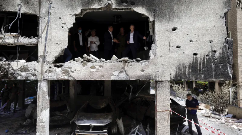 Maas během návštěvy navštívil poškozený dům v Petach Tikvě