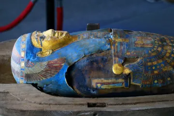Egyptští archeologové představili vzácný nález. Ukázali stovku nově objevených sarkofágů