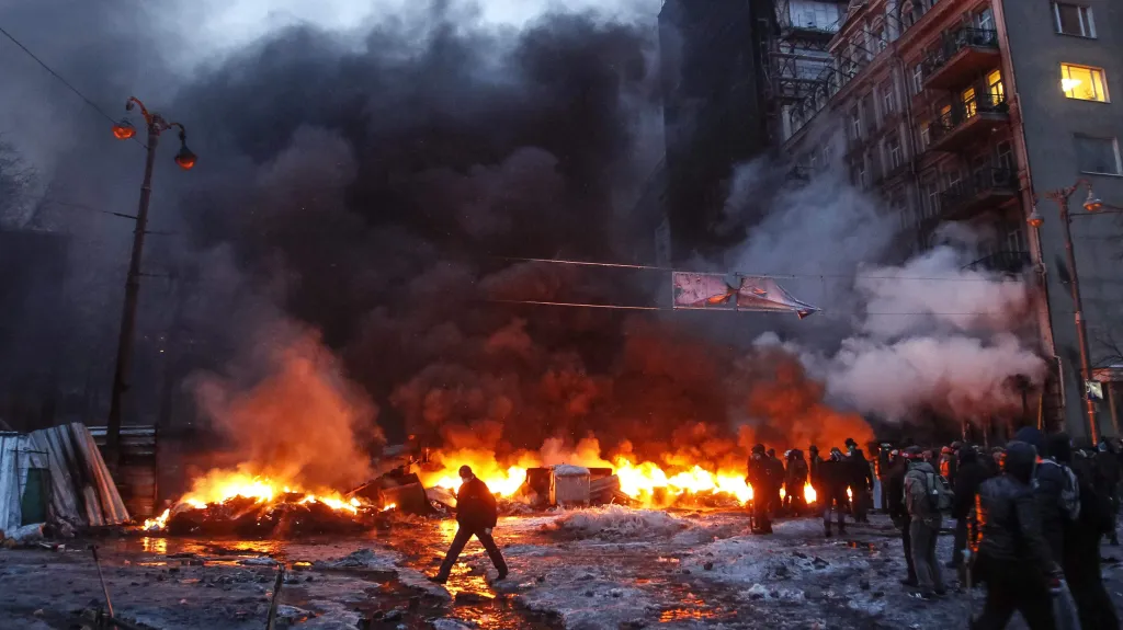 Protesty v Kyjevě na hořících barikádách
