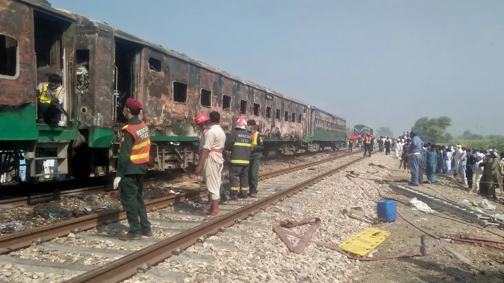 Ohořelý vlak v Pákistánu