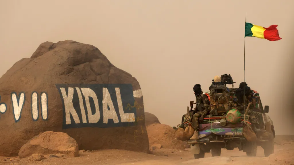 Maliští vojáci u vjezdu do města Kidal