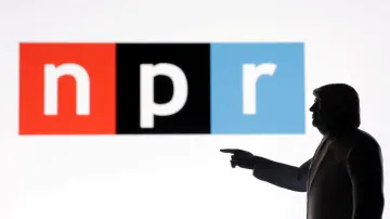 Logo mediální organizace NPR se siluetou Donalda Trumpa