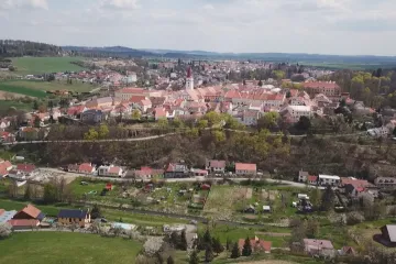 Lidé z Jemnice chtěli referendum o masokombinátu, zastupitelé jsou proti. Spor bude řešit soud
