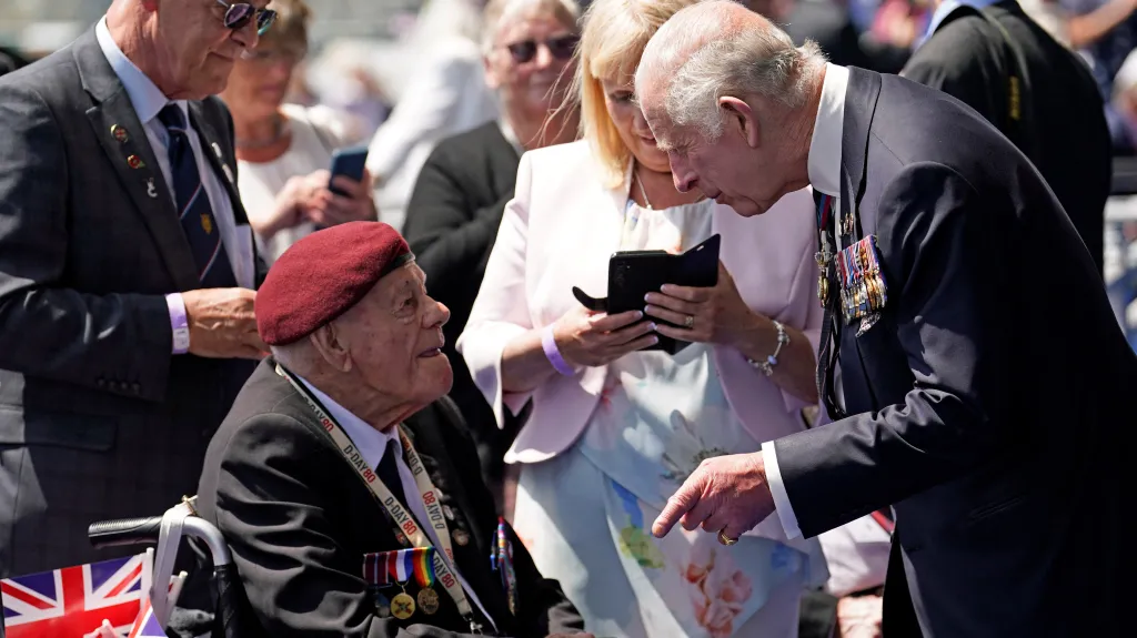 Britský král Karel se setkává s veterány