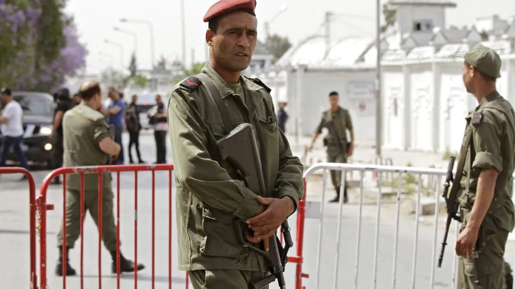 Tuniští vojáci u kasáren Bouchoucha