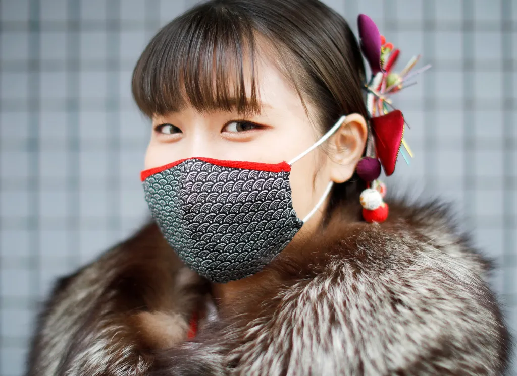 Mladí Japonci během státního svátku Dne dospělosti oslavují v ulicích města Jokohama