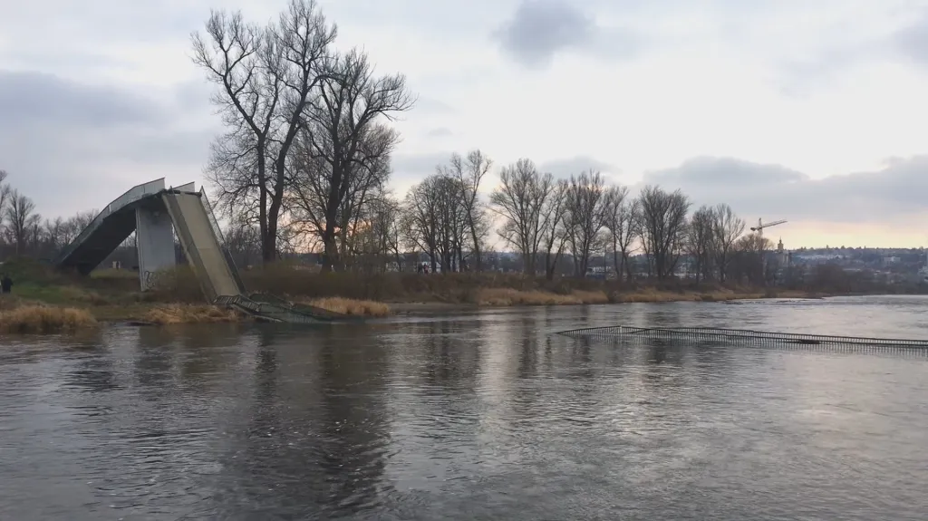 Zřícená lávka u Trojského zámku