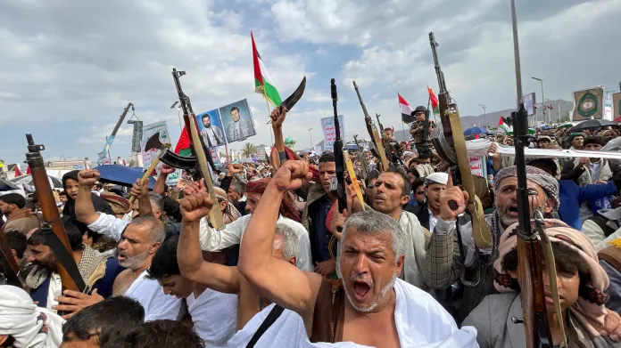 Podporovatelé hútíů na propalestinské demonstraci v Saná