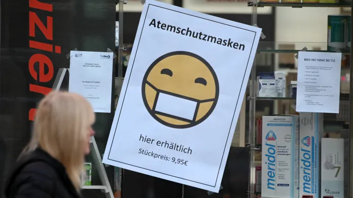 Lékárna v hesenském Kasselu nabízí ústní roušky za 9,95 eura