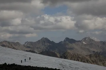 Při výstupu na Elbrus zemřelo pět horolezců, čtrnáct se podařilo zachránit