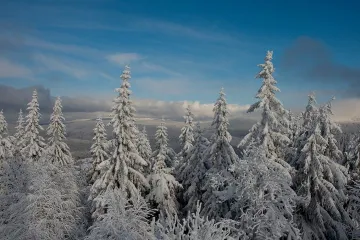 Na horách bude o víkendu sněžit, od západu se ale začne oteplovat