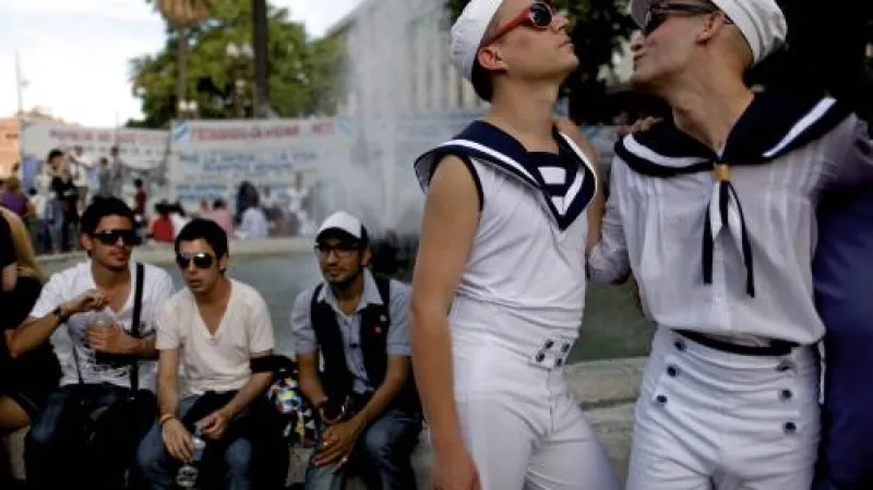 Homosexuální pár převlečený za námořníky