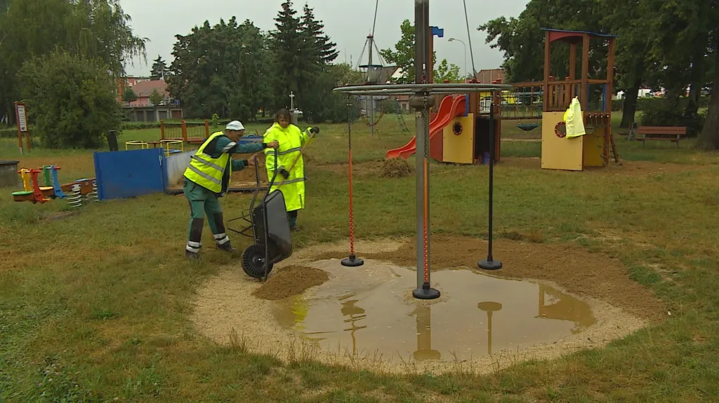 Údržba dětského hřiště v Břeclavi