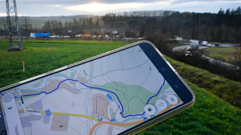 Budoucí jihovýchodní obchvat Jihlavy na mapě a terén v době zahájení prací