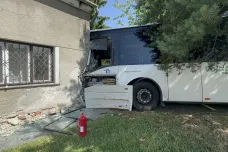 Na Olomoucku narazil autobus do rodinného domu, při nehodě se zranilo pět lidí