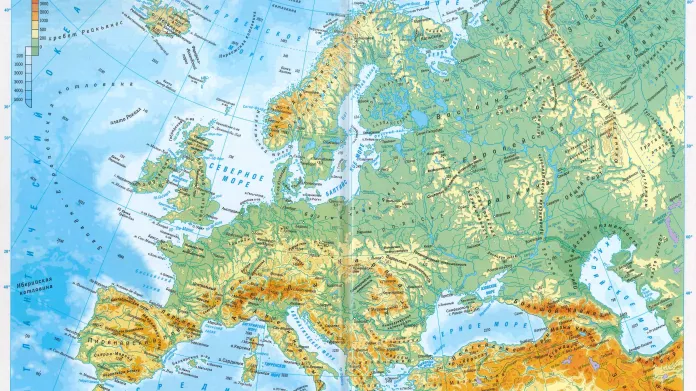 Mapa Evropy. Nížiny jsou zelené, vrchoviny žluté a hory hnědé