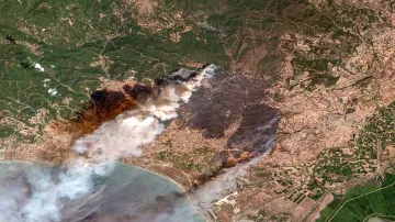 Satelitní snímek ukazuje rozsah požárů poblíž řeckého města Alexandrupoli