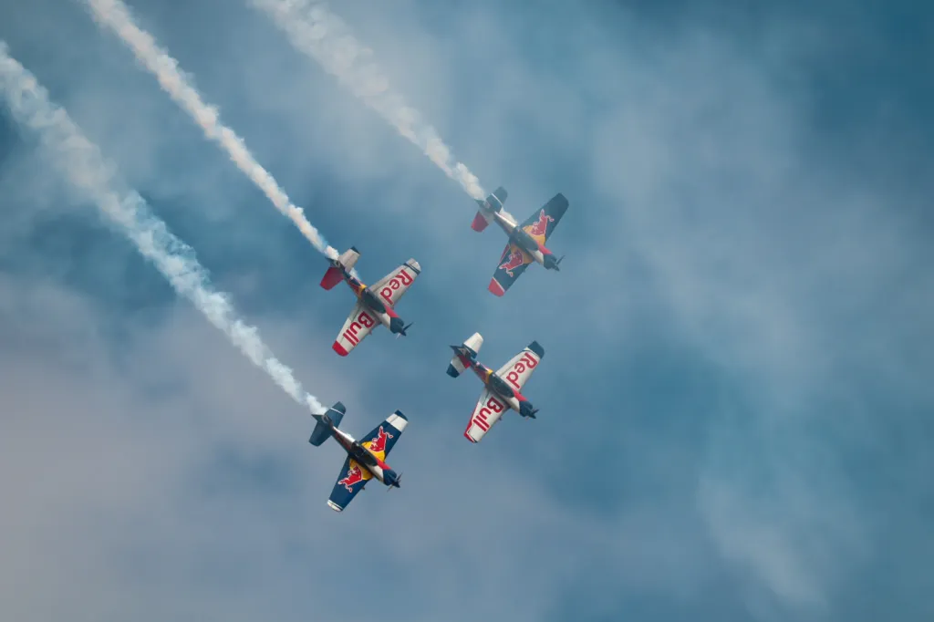 Snímek z leteckého dne v Chebu. Kategorie Sport. Redbull Flying Bulls Aerobatics Team (Vikorie Goldmanová, kategorie Mladší žáci)