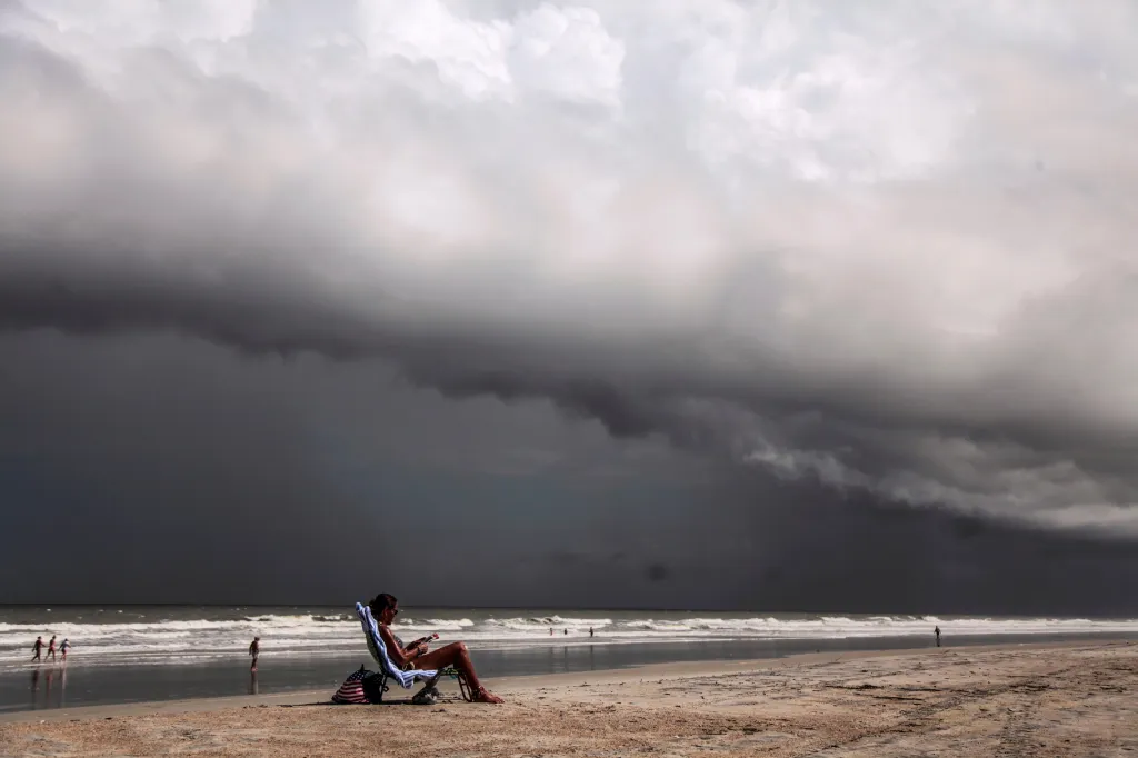 Lidé relaxují na pláži na ostrově Amelia pár minut před příchodem tropické bouře, která se později změnila na hurikán Dorian