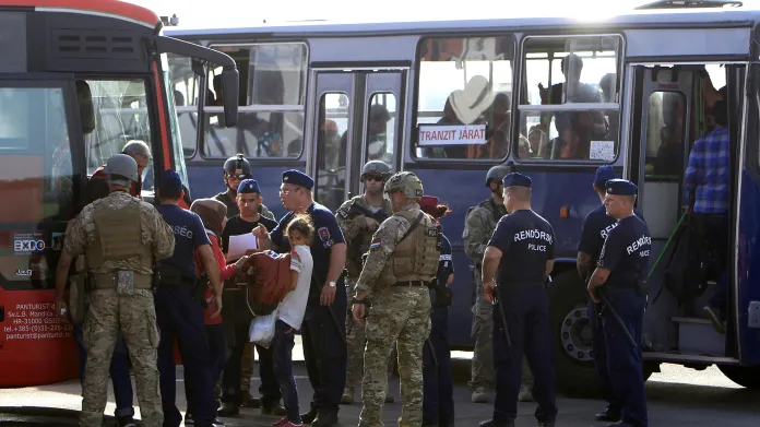 Předání migrantů na chorvatsko-maďarské hranici