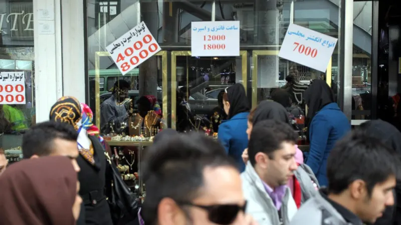 Ríjál klesl vůči dolaru na historické minimum