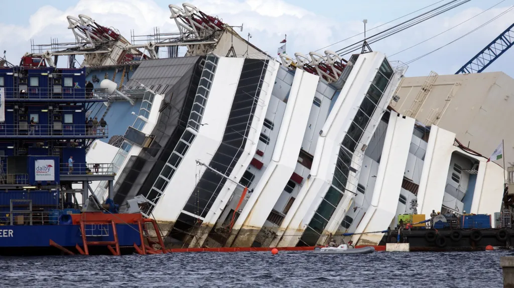 Costa Concordia se pomalu zvedá na hladinu
