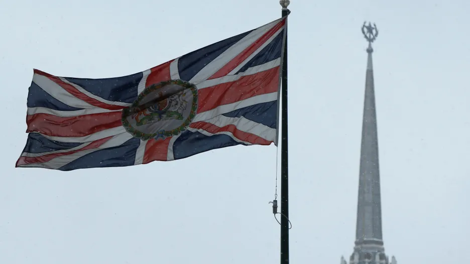 Britská vlajka u britské ambasády v Moskvě