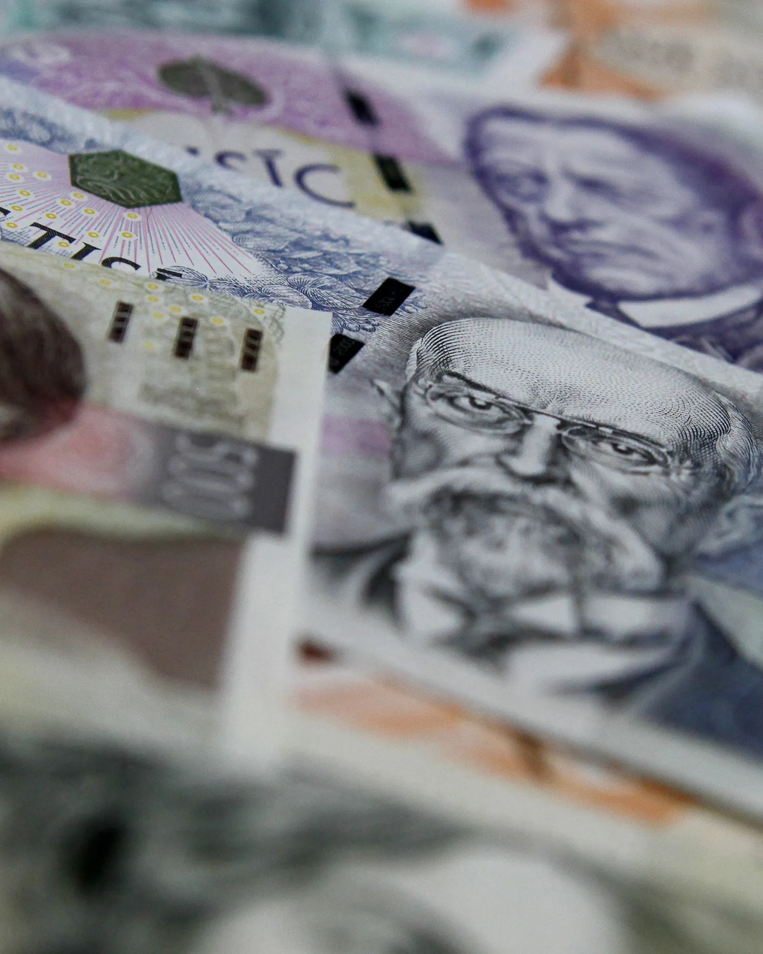 Vláda zahájila přípravu rozpočtu na příští rok, schodek může být až 251 miliard