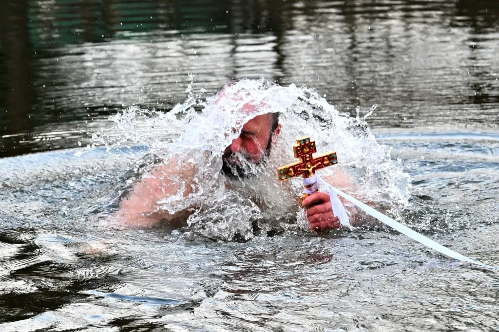 Pravoslavní věřící si v chladné vodě Svratky připomněli křest Krista v Jordánu