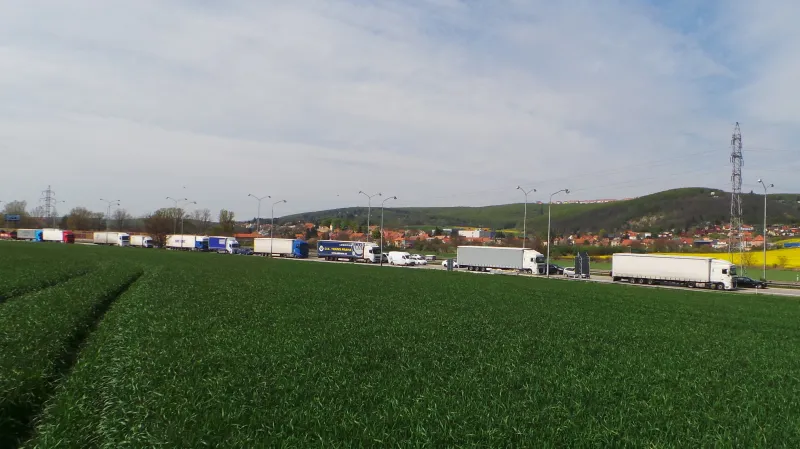 Kolona vozidel ve směru na Brno