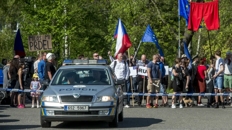 Protesty proti KSČM a Zemanovi