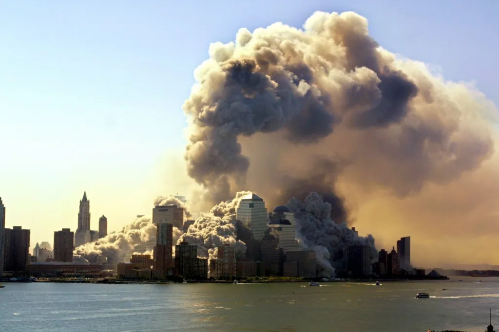 11. září 2001 byl jasný den bez oblak. Prach a kouř nasvětlovalo ostré slunce