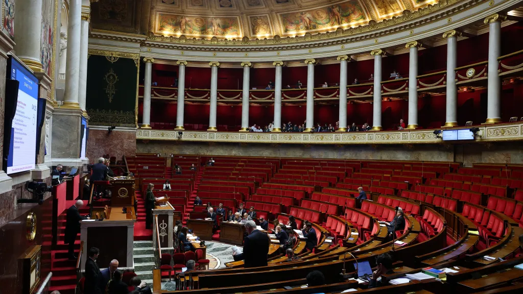 Pohled na francouzské Národní shromáždění