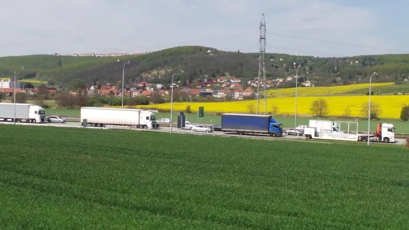 Kolona vozidel ve směru na Brno