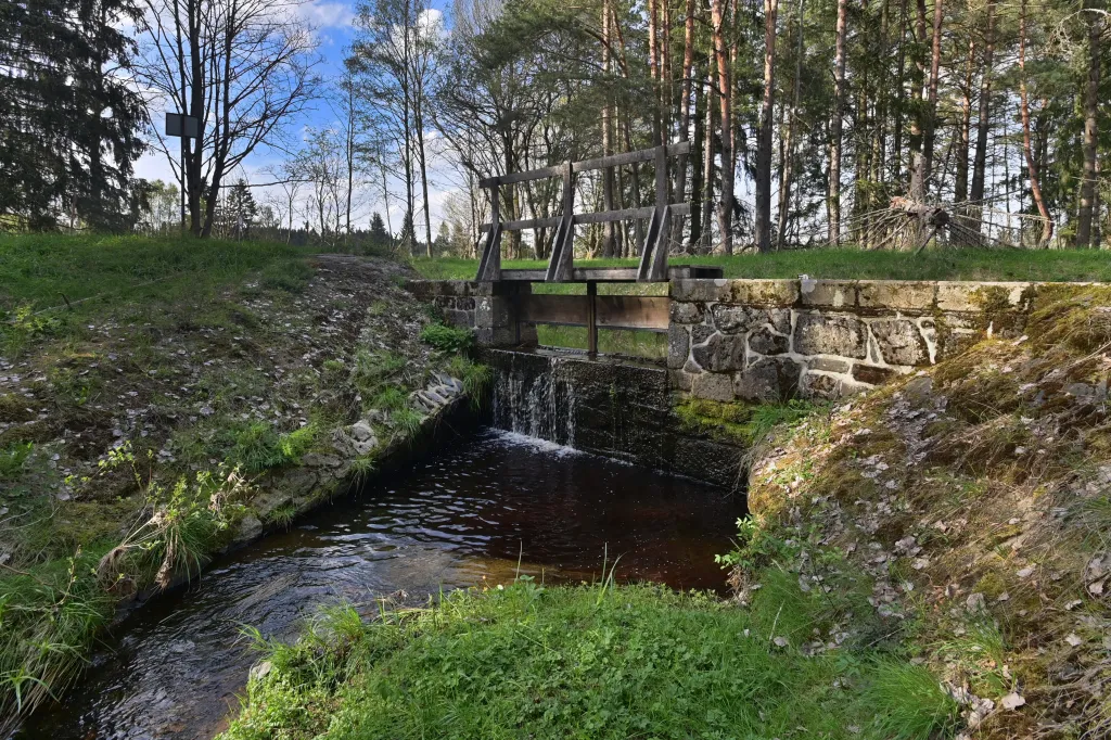 Zajímavým umělým vodním dílem je také 24 kilometrů dlouhý umělý vodní kanál Dlouhá stoka. Byl vybudován v 16. století pro plavení dřeva a zásobování cínových dolů vodou