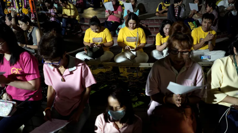 Thajci se modlí za svého krále