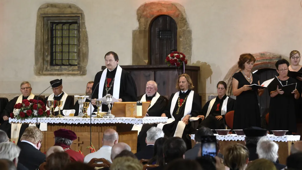 Současný patriarcha Tomáš Butta na bohoslužbě v Betlémské kapli